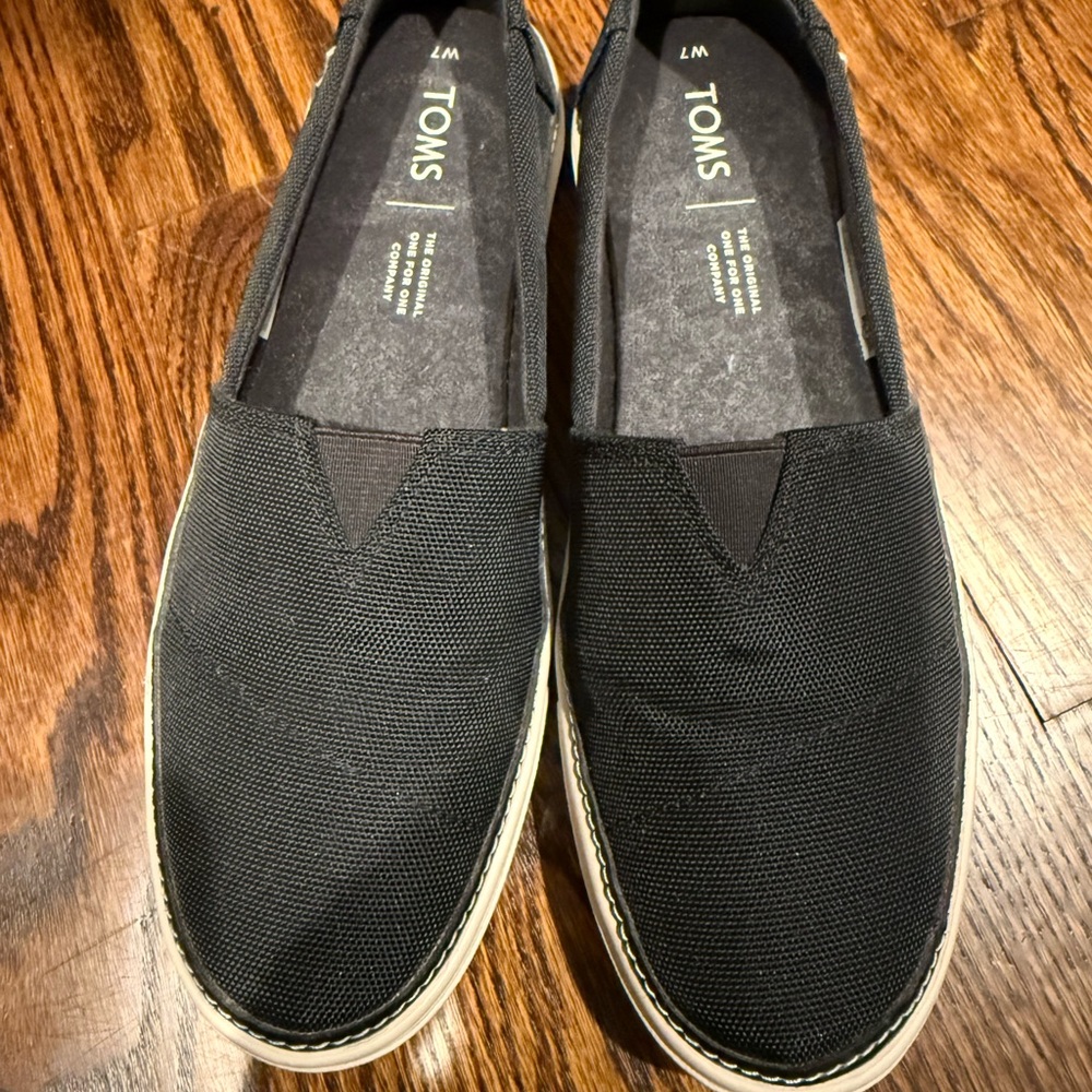 TOMS black textured slip on sneaker size 7